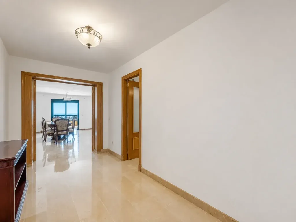 Piso de 3 dormitorios en el centro de San Pedro de Alcántara con terrazas, vistas al mar y piscina