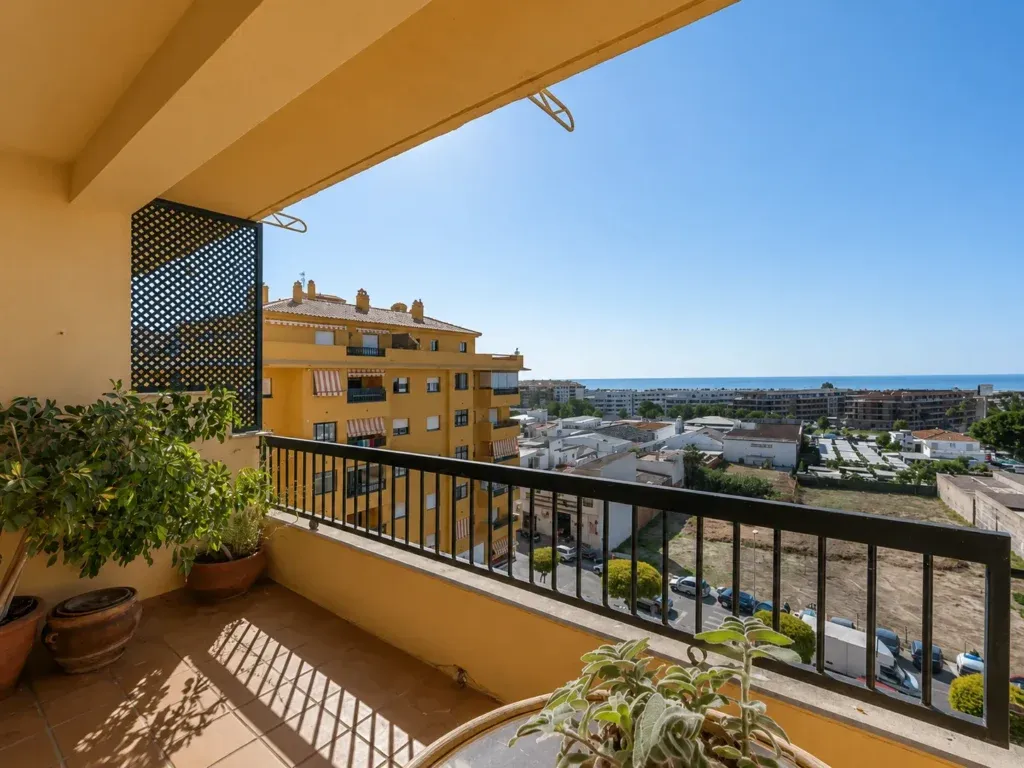Piso de 3 dormitorios en el centro de San Pedro de Alcántara con terrazas, vistas al mar y piscina