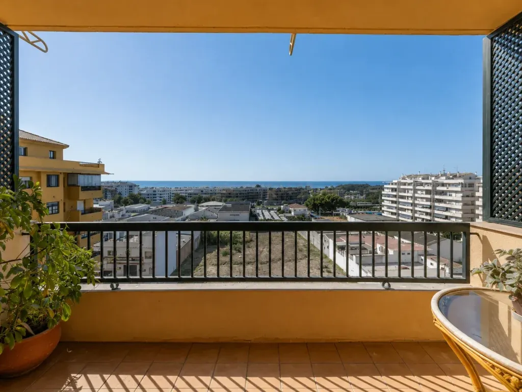 Piso de 3 dormitorios en el centro de San Pedro de Alcántara con terrazas, vistas al mar y piscina