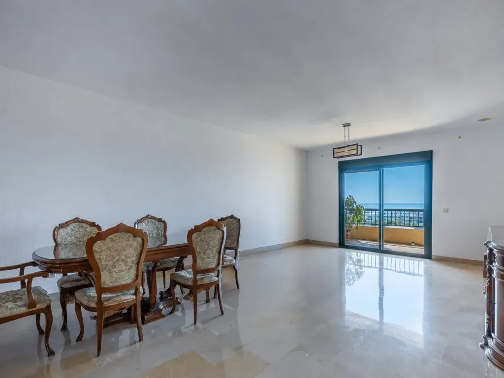 Piso de 3 dormitorios en el centro de San Pedro de Alcántara con terrazas, vistas al mar y piscina