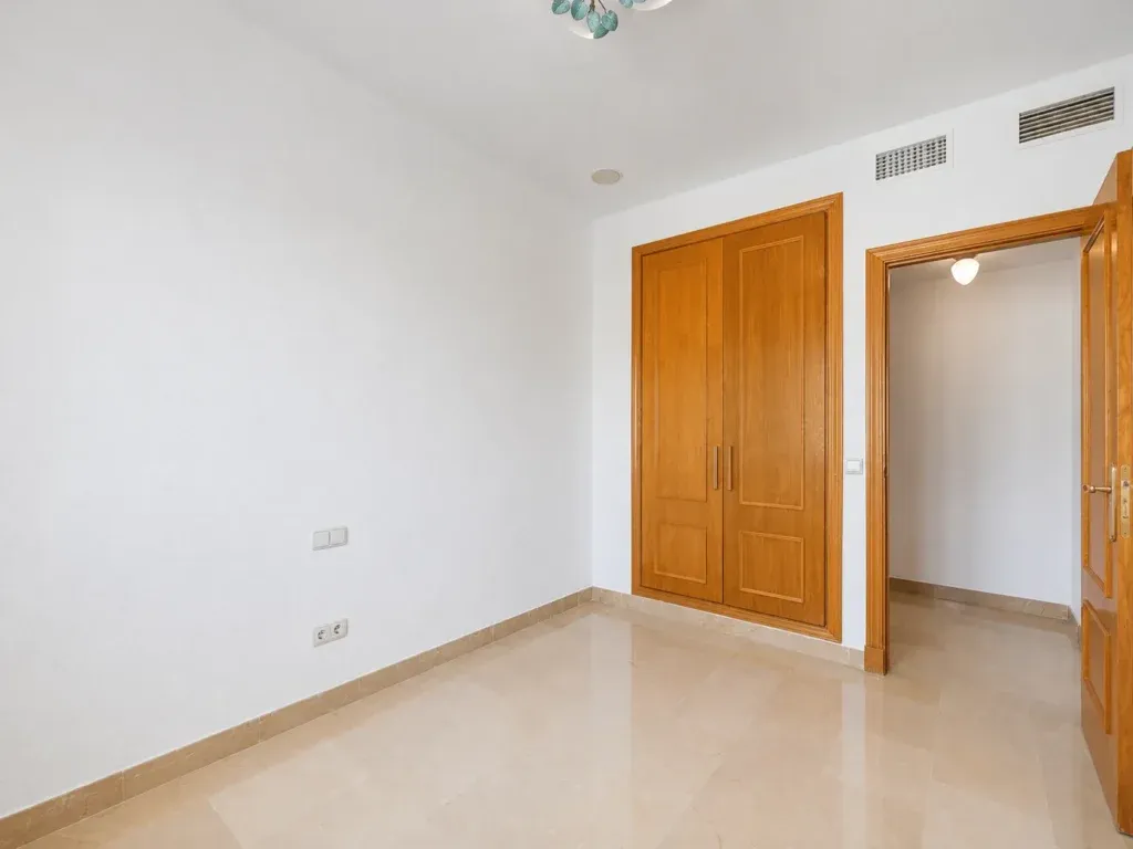 Piso de 3 dormitorios en el centro de San Pedro de Alcántara con terrazas, vistas al mar y piscina