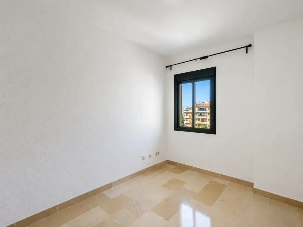 Piso de 3 dormitorios en el centro de San Pedro de Alcántara con terrazas, vistas al mar y piscina