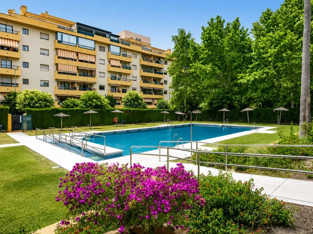 Piso de 3 dormitorios en el centro de San Pedro de Alcántara con terrazas, vistas al mar y piscina