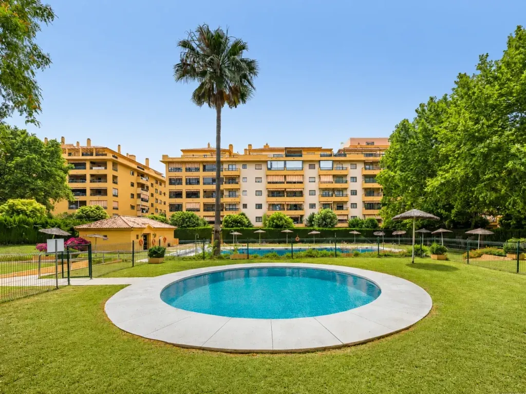 Piso de 3 dormitorios en el centro de San Pedro de Alcántara con terrazas, vistas al mar y piscina — San Pedro de Alcántara, Marbella, Málaga, Andalucía. Ref. 0037-00710