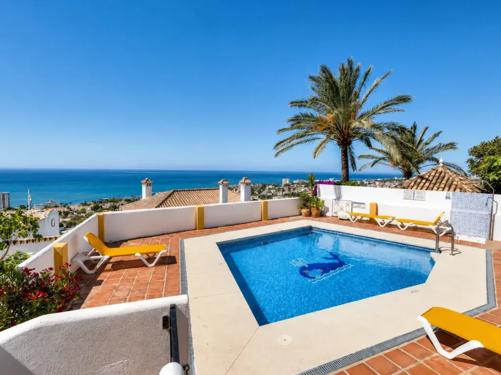 Ático reformado a estrenar con vistas panorámicas al mar en Mijas Costa