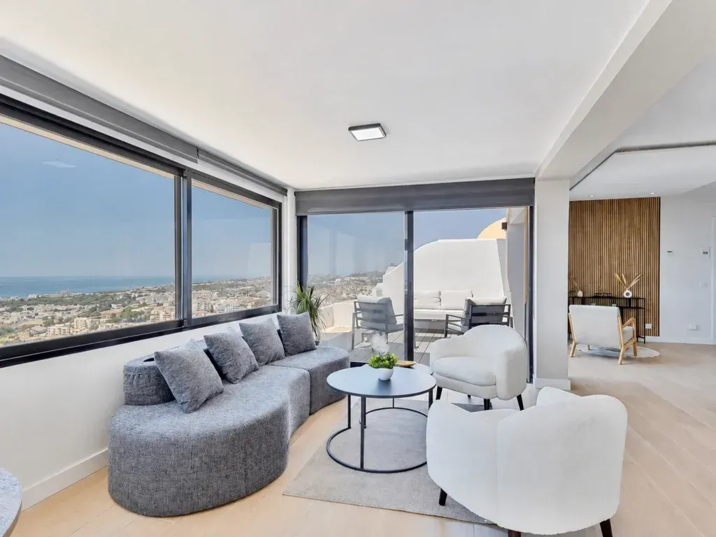 Ático reformado a estrenar con vistas panorámicas al mar en Mijas Costa