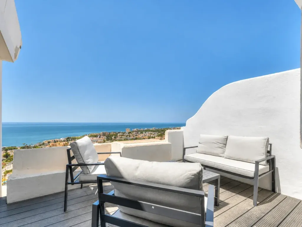 Ático reformado a estrenar con vistas panorámicas al mar en Mijas Costa