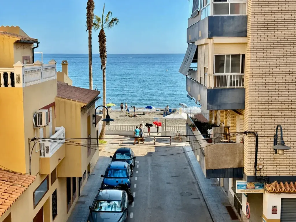 Piso de 3 dormitorios en primera línea de playa en El Morche, Torrox Costa — El Morche, Torrox Costa, Torrox, Málaga, Andalucía. Ref. 103-01912