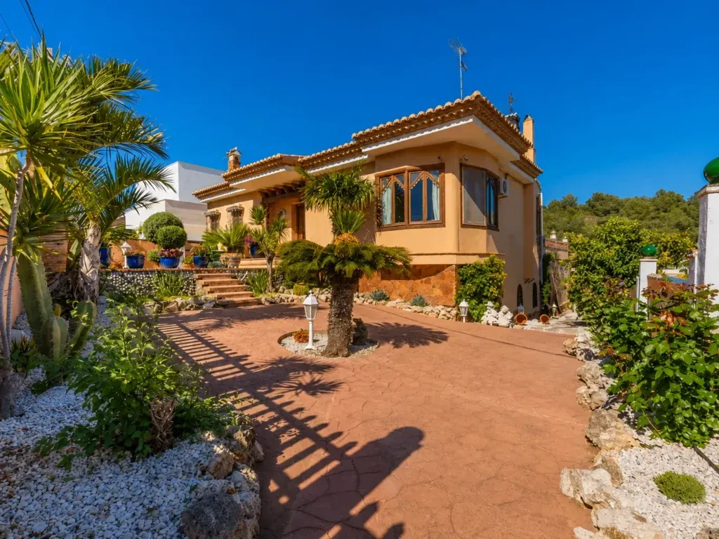 Chalet independiente con gran parcela en El Pinar, Torremolinos — Calle Océano, El Pinar, Torremolinos, Málaga. Ref. 0163-00283