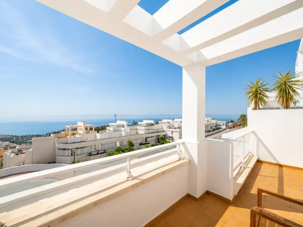 Espectacular piso con vistas al mar, terraza, piscina y parking en Benalmádena