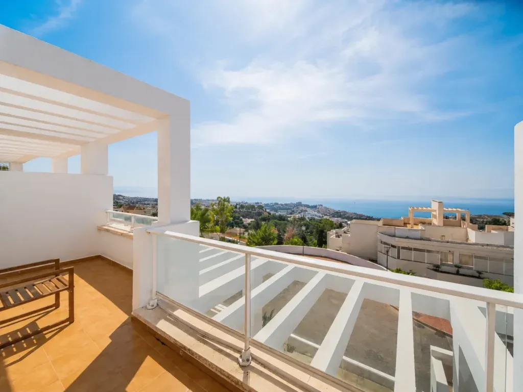 Espectacular piso con vistas al mar, terraza, piscina y parking en Benalmádena