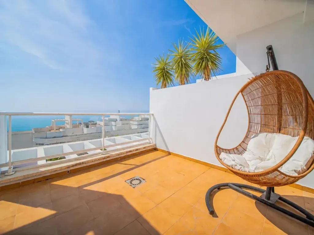 Espectacular piso con vistas al mar, terraza, piscina y parking en Benalmádena — Calle Aulaga, Benalmádena, Málaga, Andalucía. Ref. 0163-00298