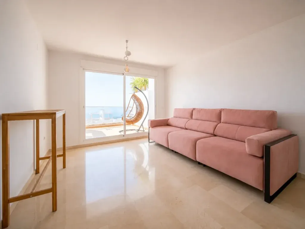 Espectacular piso con vistas al mar, terraza, piscina y parking en Benalmádena
