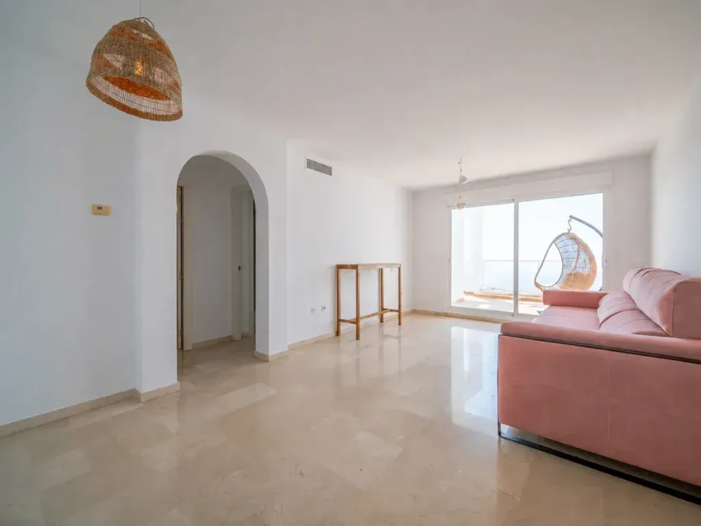 Espectacular piso con vistas al mar, terraza, piscina y parking en Benalmádena