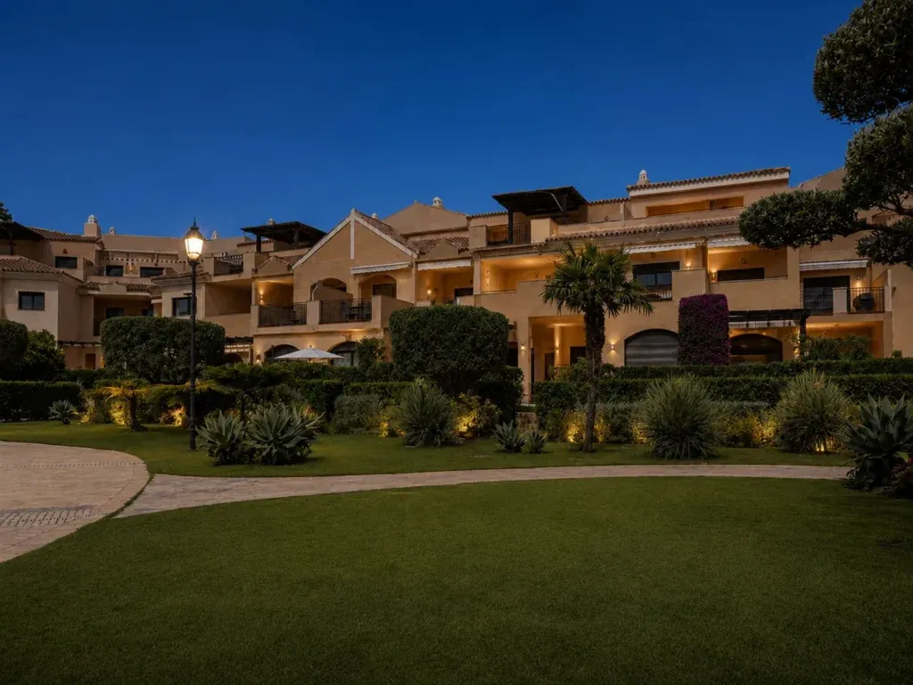 Exclusivo apartamento con jardín en Las Mimosas, Puerto Banús, Marbella