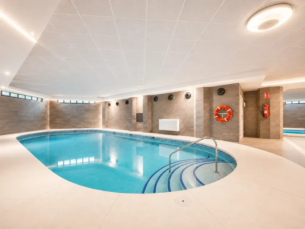 Exclusivo apartamento con jardín en Las Mimosas, Puerto Banús, Marbella