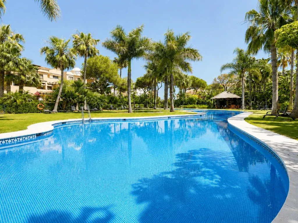 Exclusivo apartamento con jardín en Las Mimosas, Puerto Banús, Marbella