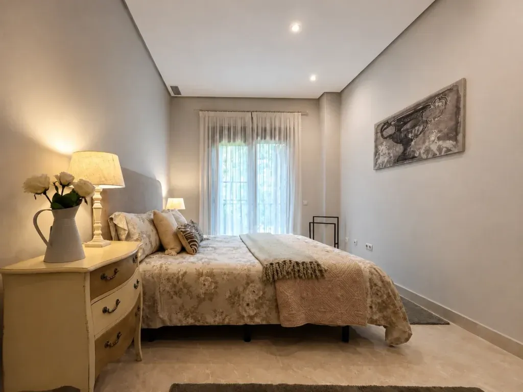 Exclusivo apartamento con jardín en Las Mimosas, Puerto Banús, Marbella
