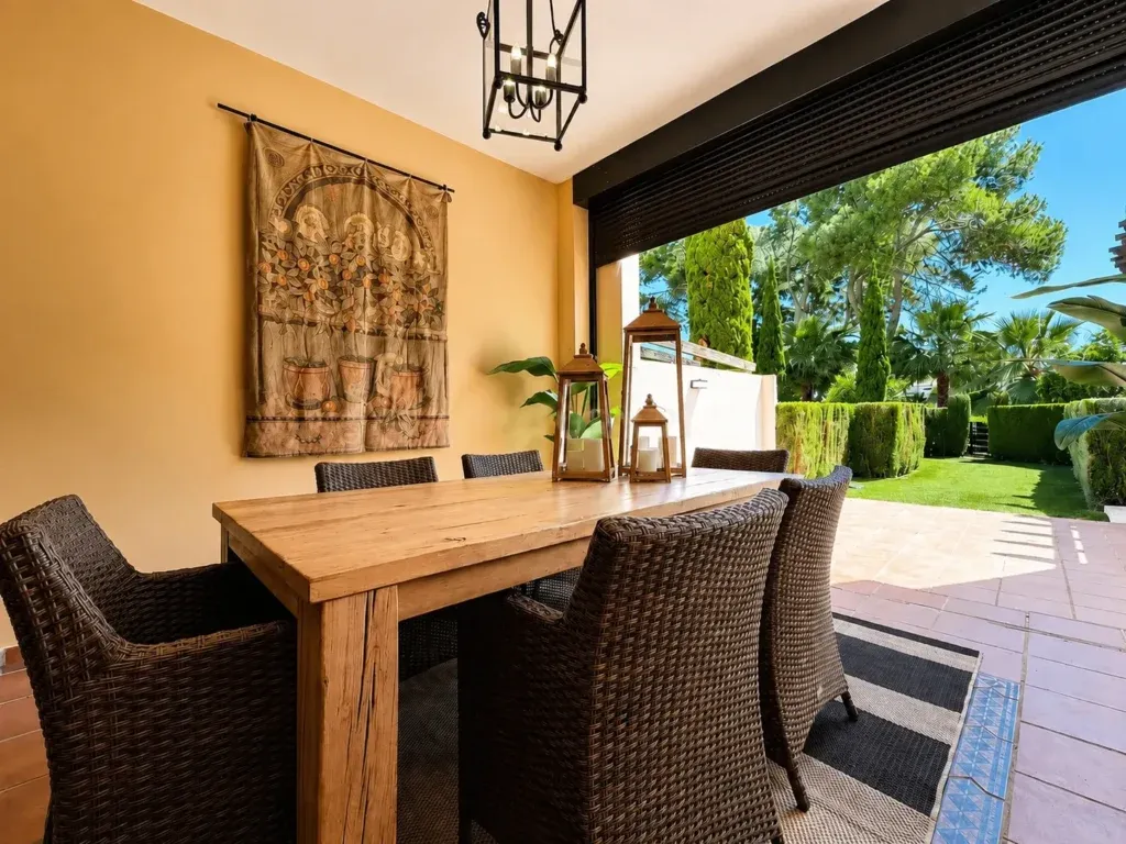 Exclusivo apartamento con jardín en Las Mimosas, Puerto Banús, Marbella