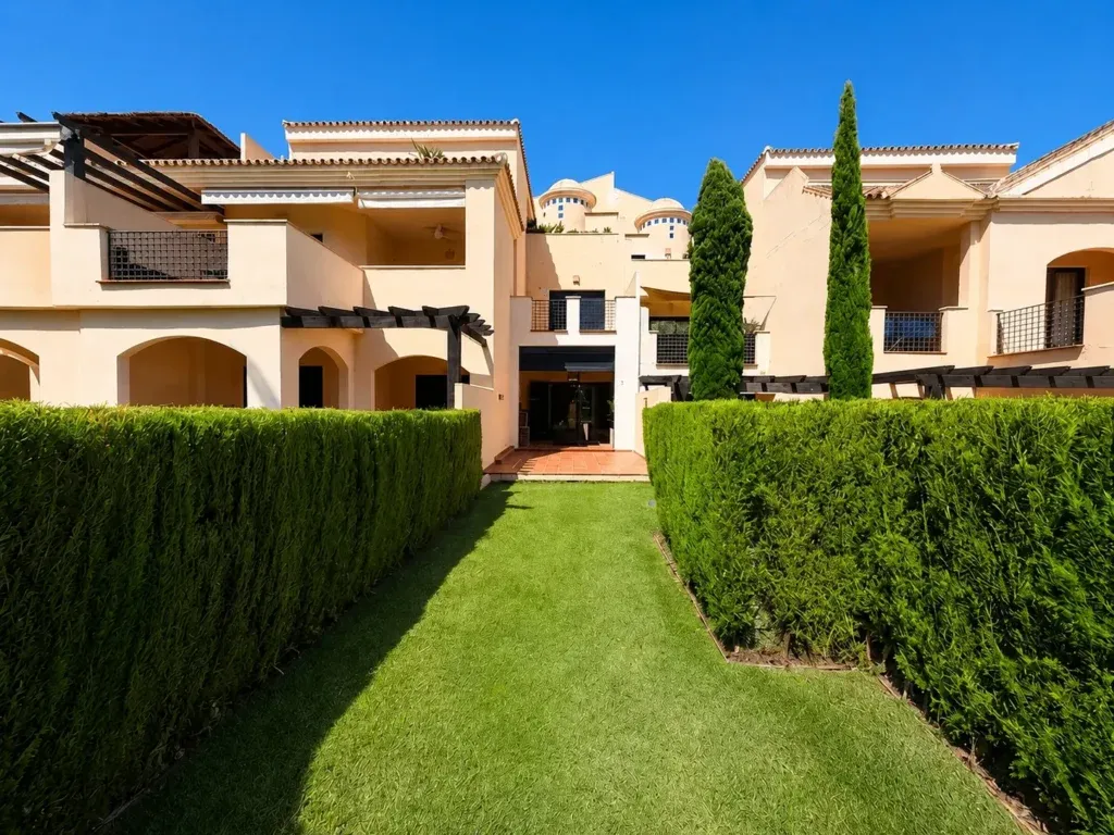 Exclusivo apartamento con jardín en Las Mimosas, Puerto Banús, Marbella — Las Mimosas, Puerto Banús, Marbella, Málaga. Ref. 0170-00322