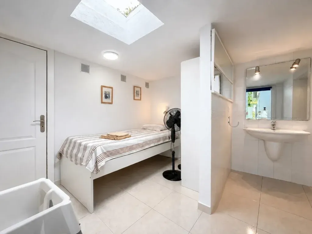 Villa junto a la playa con gran potencial de reforma en Linda Vista, San Pedro de Alcántara