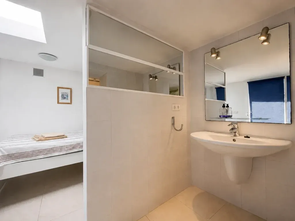 Villa junto a la playa con gran potencial de reforma en Linda Vista, San Pedro de Alcántara
