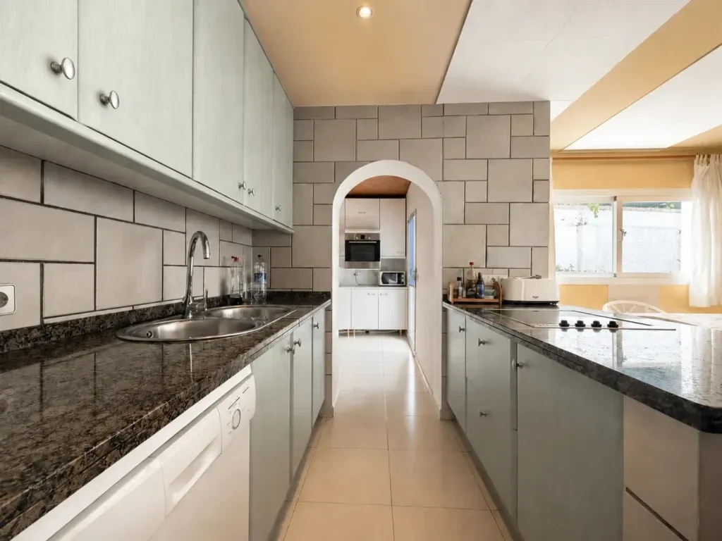 Villa junto a la playa con gran potencial de reforma en Linda Vista, San Pedro de Alcántara