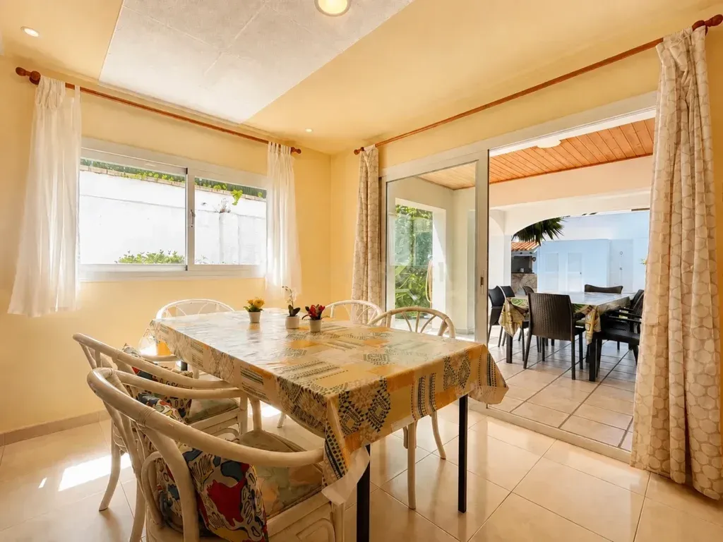 Villa junto a la playa con gran potencial de reforma en Linda Vista, San Pedro de Alcántara