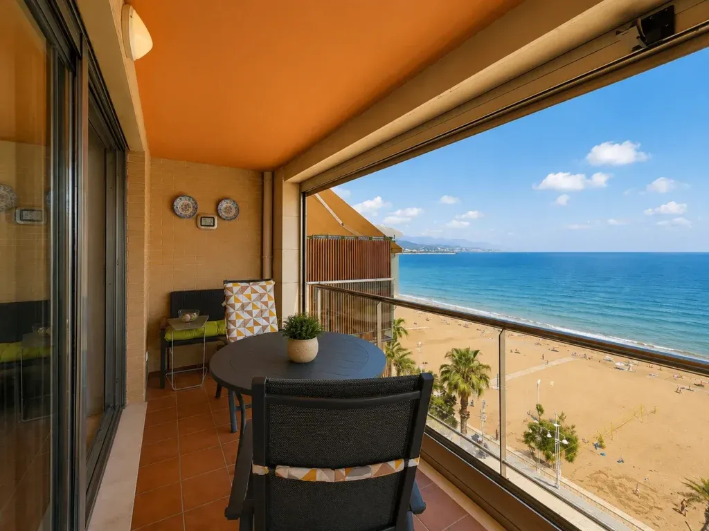 Piso en primera línea de playa con vistas frontales al mar – 3 dormitorios, parking y trastero