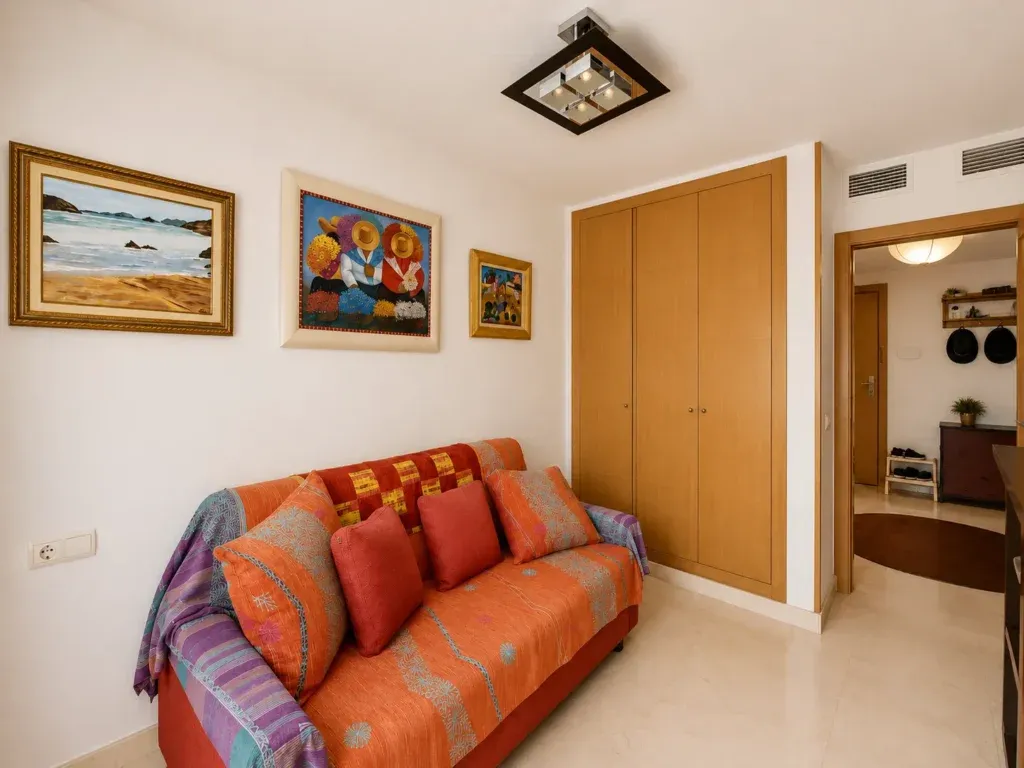 Piso en primera línea de playa con vistas frontales al mar – 3 dormitorios, parking y trastero