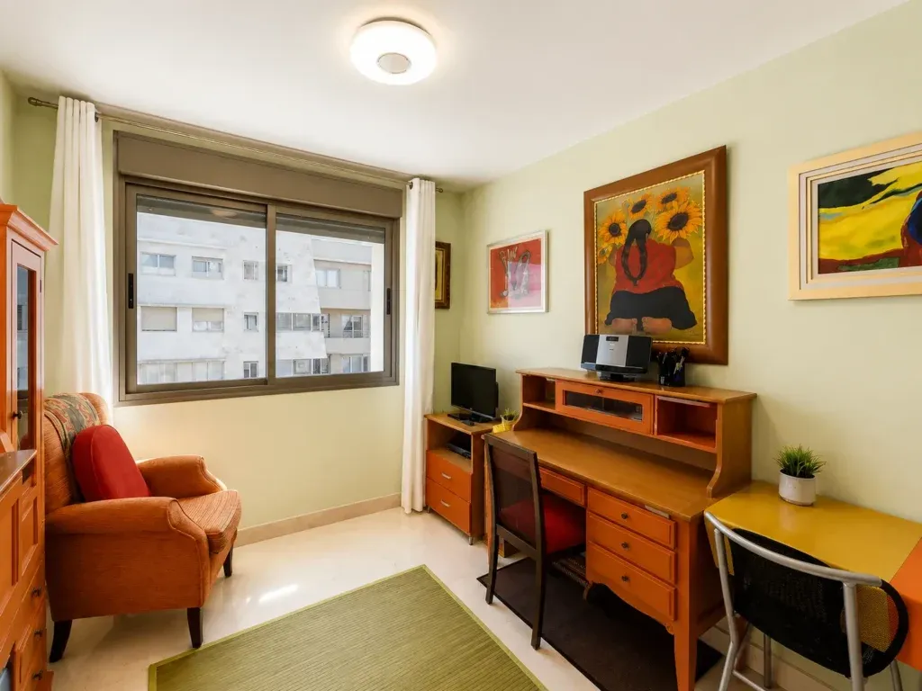 Piso en primera línea de playa con vistas frontales al mar – 3 dormitorios, parking y trastero