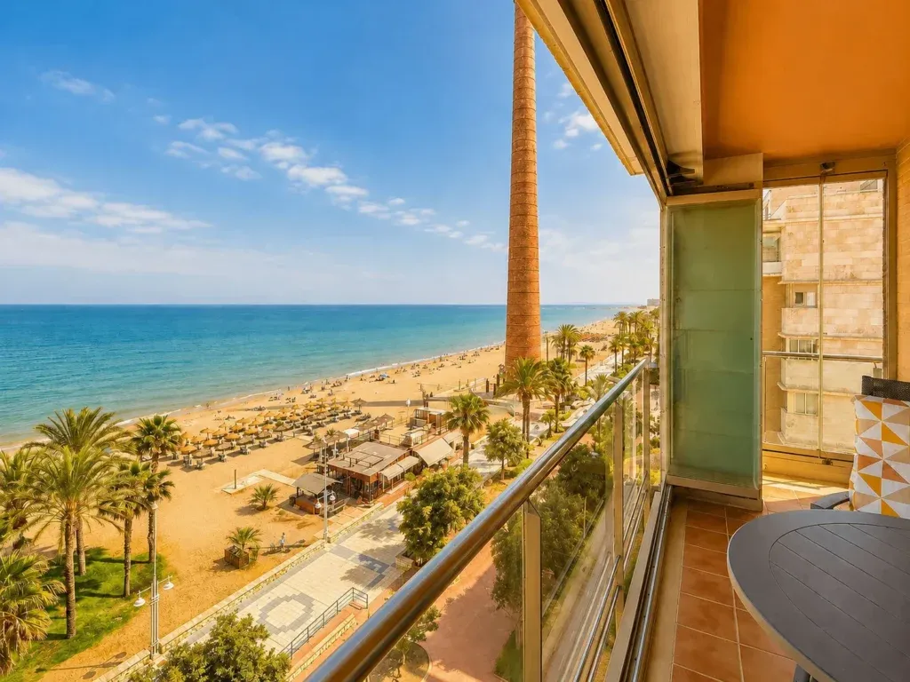 Piso en primera línea de playa con vistas frontales al mar – 3 dormitorios, parking y trastero — Paseo Marítimo, zona San Andrés, Málaga. Ref. C0132-00525