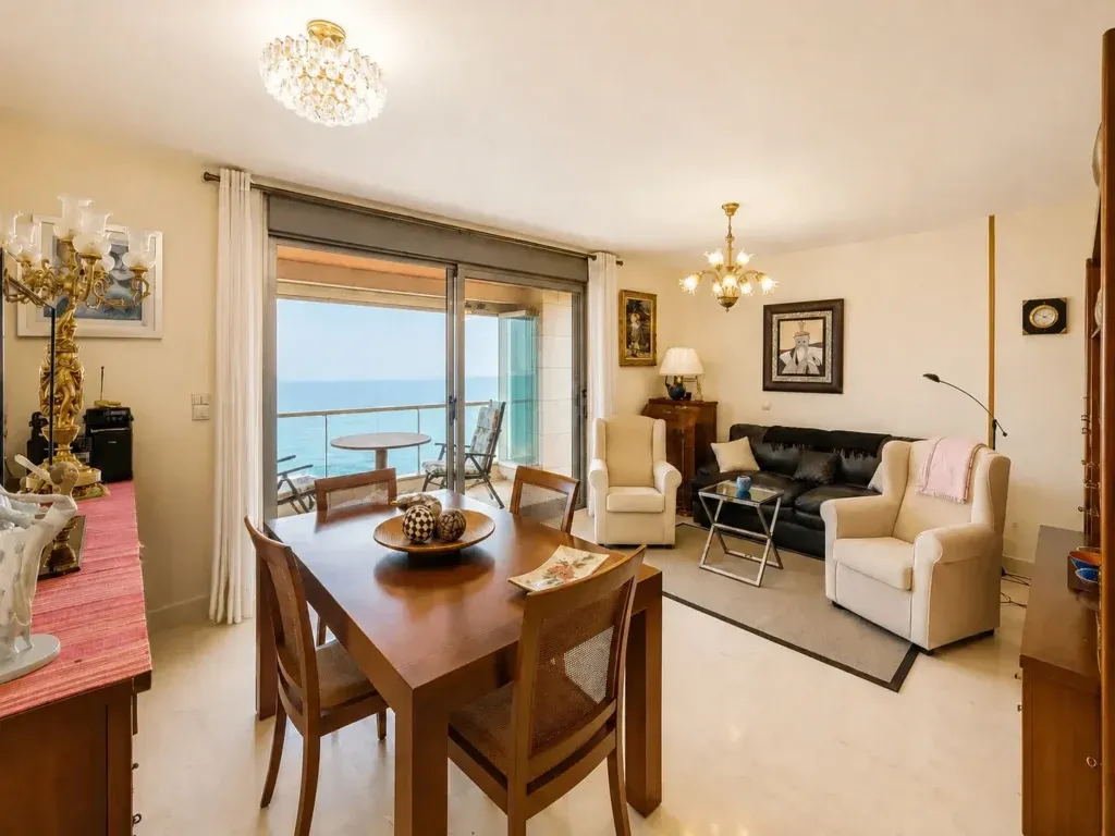 Piso en primera línea de playa con vistas frontales al mar – 3 dormitorios, parking y trastero