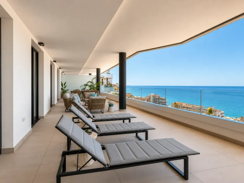 Piso doble en venta en Carvajal, Fuengirola