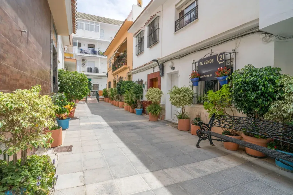 Casa independiente para reformar en el centro de La Cala de Mijas — Calle Istán, La Cala de Mijas, Mijas, Málaga. Ref. 0169-00265