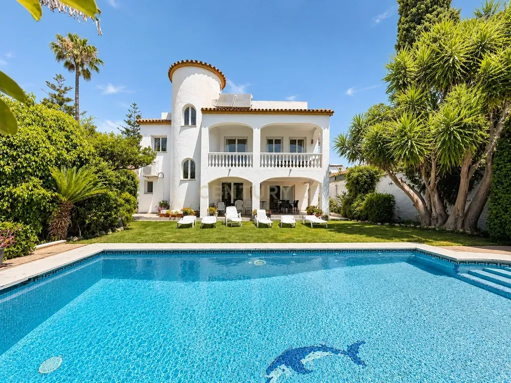 Villa junto a la playa con gran potencial de reforma en Linda Vista, San Pedro de Alcántara