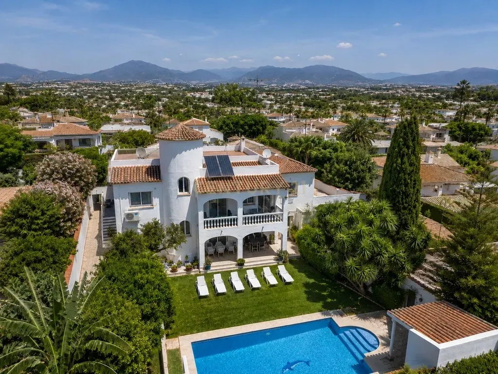 Villa junto a la playa con gran potencial de reforma en Linda Vista, San Pedro de Alcántara — Linda Vista, San Pedro de Alcántara, Marbella, Málaga. Ref. 0170-00331