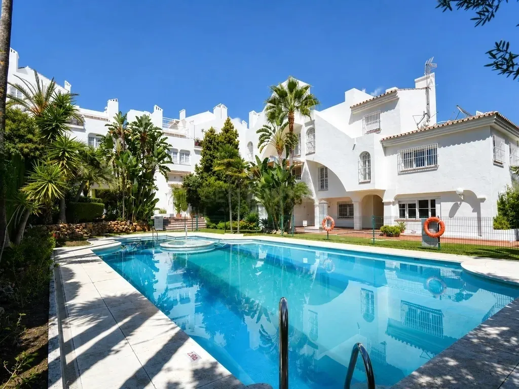 EXCLUSIVA OPORTUNIDAD EN NAGÜELES | Dúplex con gran solárium, vistas al mar, garaje y trastero junto a la Milla de Oro de Marbella — Marbella. Ref. 0169-00274