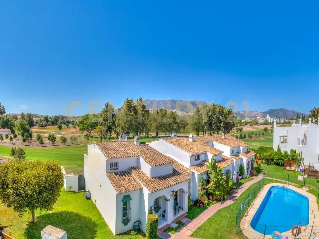 Adosado reformado en Mijas Golf | Piscina, vistas al golf y paneles solares — Mijas. Ref. 103-01911