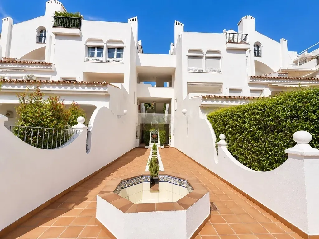 EXCLUSIVA OPORTUNIDAD EN NAGÜELES | Dúplex con gran solárium, vistas al mar, garaje y trastero junto a la Milla de Oro de Marbella