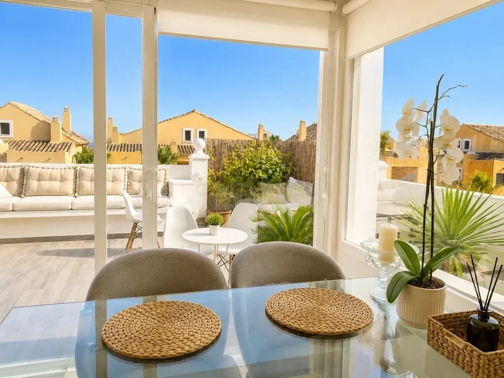 EXCLUSIVA OPORTUNIDAD EN NAGÜELES | Dúplex con gran solárium, vistas al mar, garaje y trastero junto a la Milla de Oro de Marbella