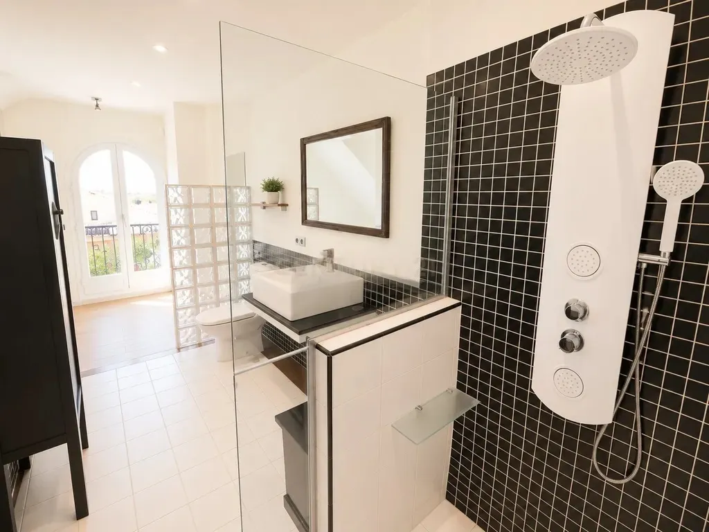 EXCLUSIVA OPORTUNIDAD EN NAGÜELES | Dúplex con gran solárium, vistas al mar, garaje y trastero junto a la Milla de Oro de Marbella