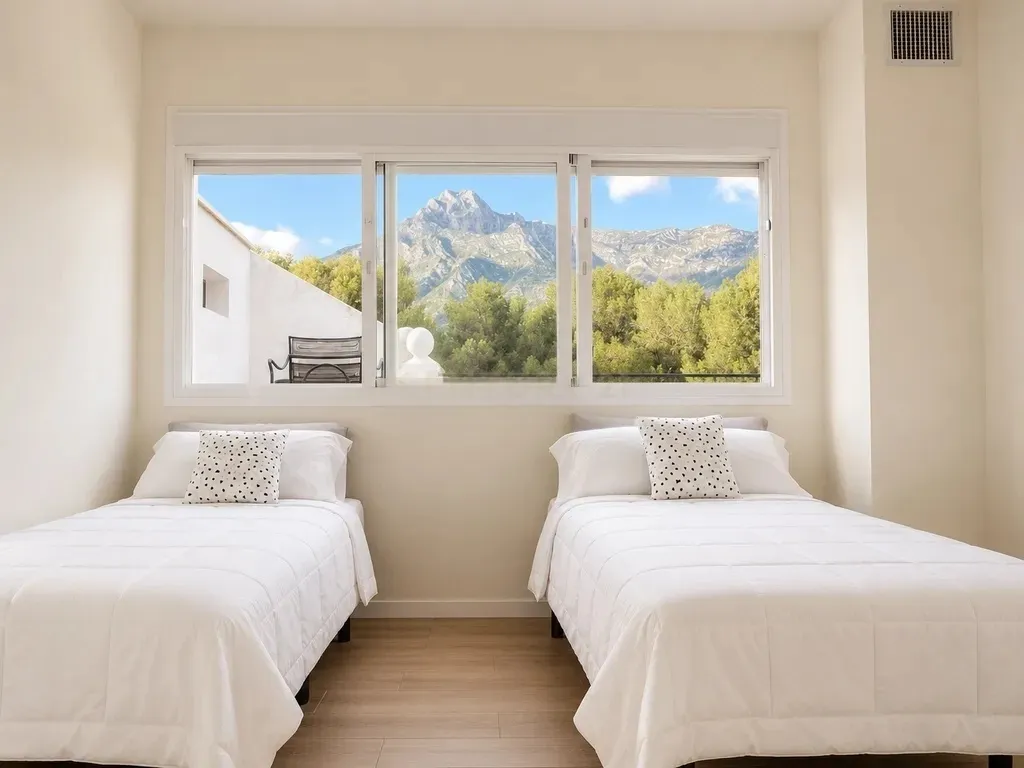 EXCLUSIVA OPORTUNIDAD EN NAGÜELES | Dúplex con gran solárium, vistas al mar, garaje y trastero junto a la Milla de Oro de Marbella