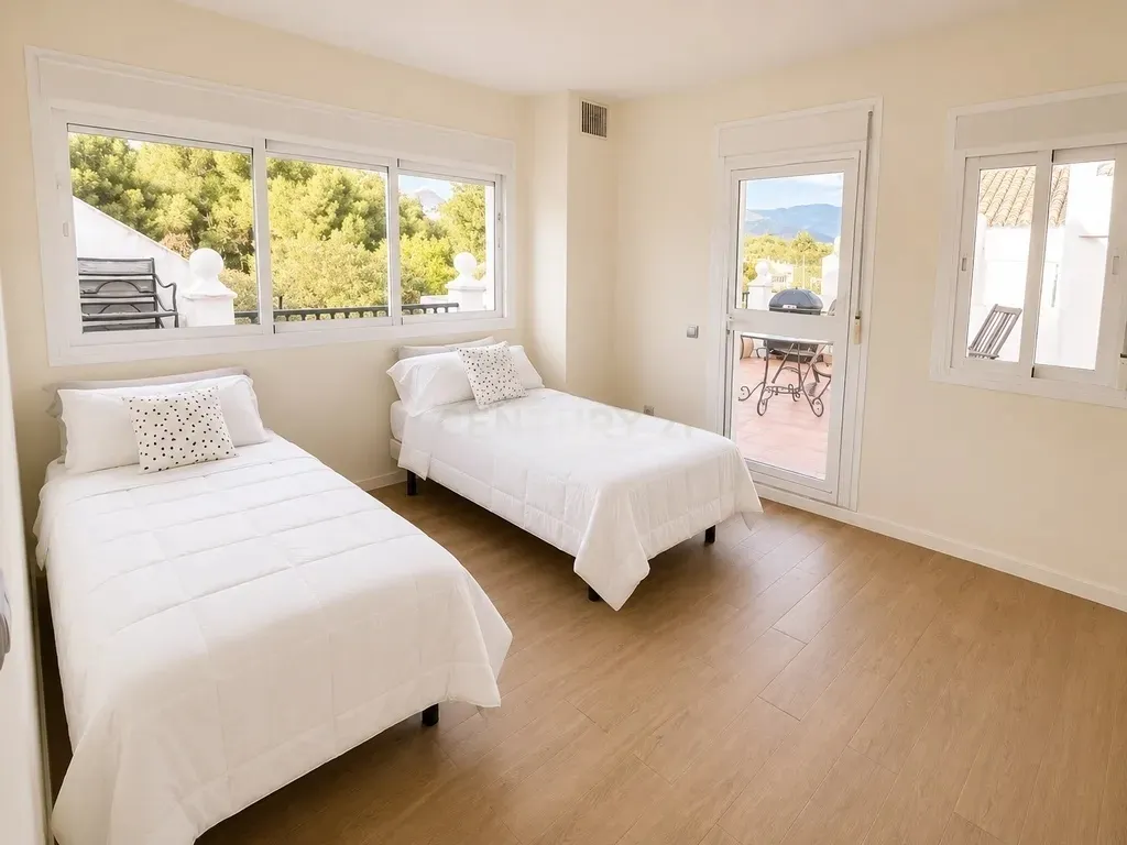 EXCLUSIVA OPORTUNIDAD EN NAGÜELES | Dúplex con gran solárium, vistas al mar, garaje y trastero junto a la Milla de Oro de Marbella