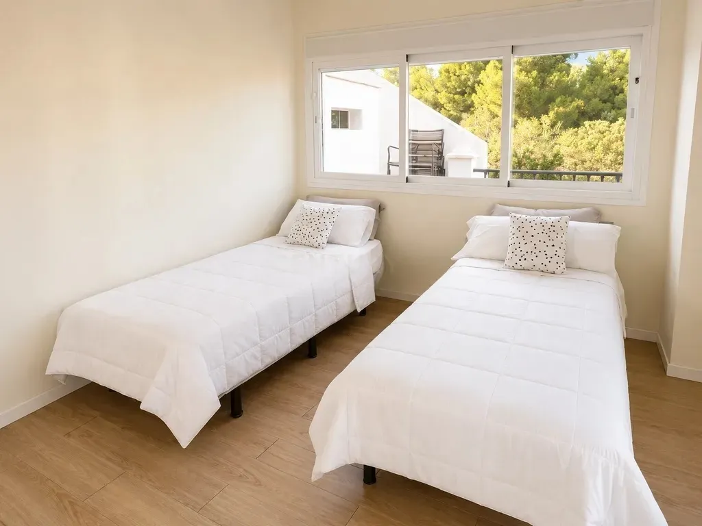 EXCLUSIVA OPORTUNIDAD EN NAGÜELES | Dúplex con gran solárium, vistas al mar, garaje y trastero junto a la Milla de Oro de Marbella