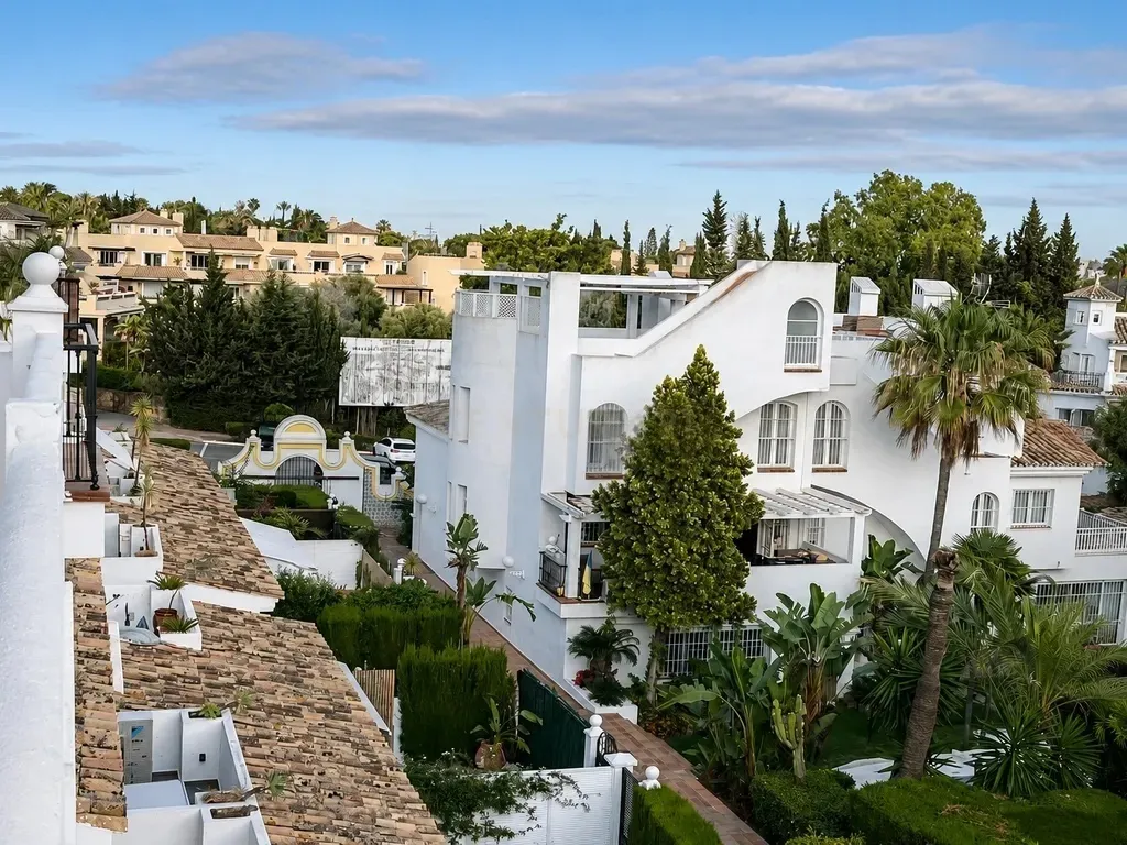 EXCLUSIVA OPORTUNIDAD EN NAGÜELES | Dúplex con gran solárium, vistas al mar, garaje y trastero junto a la Milla de Oro de Marbella