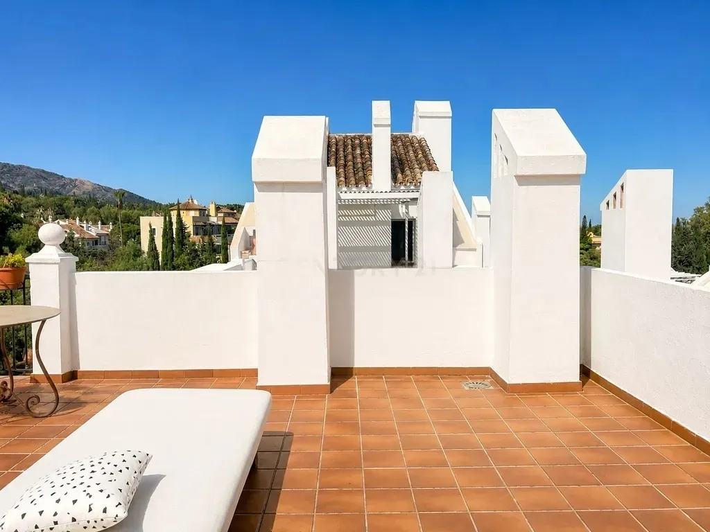 EXCLUSIVA OPORTUNIDAD EN NAGÜELES | Dúplex con gran solárium, vistas al mar, garaje y trastero junto a la Milla de Oro de Marbella