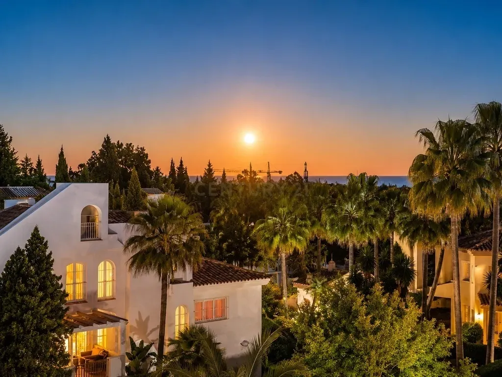 EXCLUSIVA OPORTUNIDAD EN NAGÜELES | Dúplex con gran solárium, vistas al mar, garaje y trastero junto a la Milla de Oro de Marbella