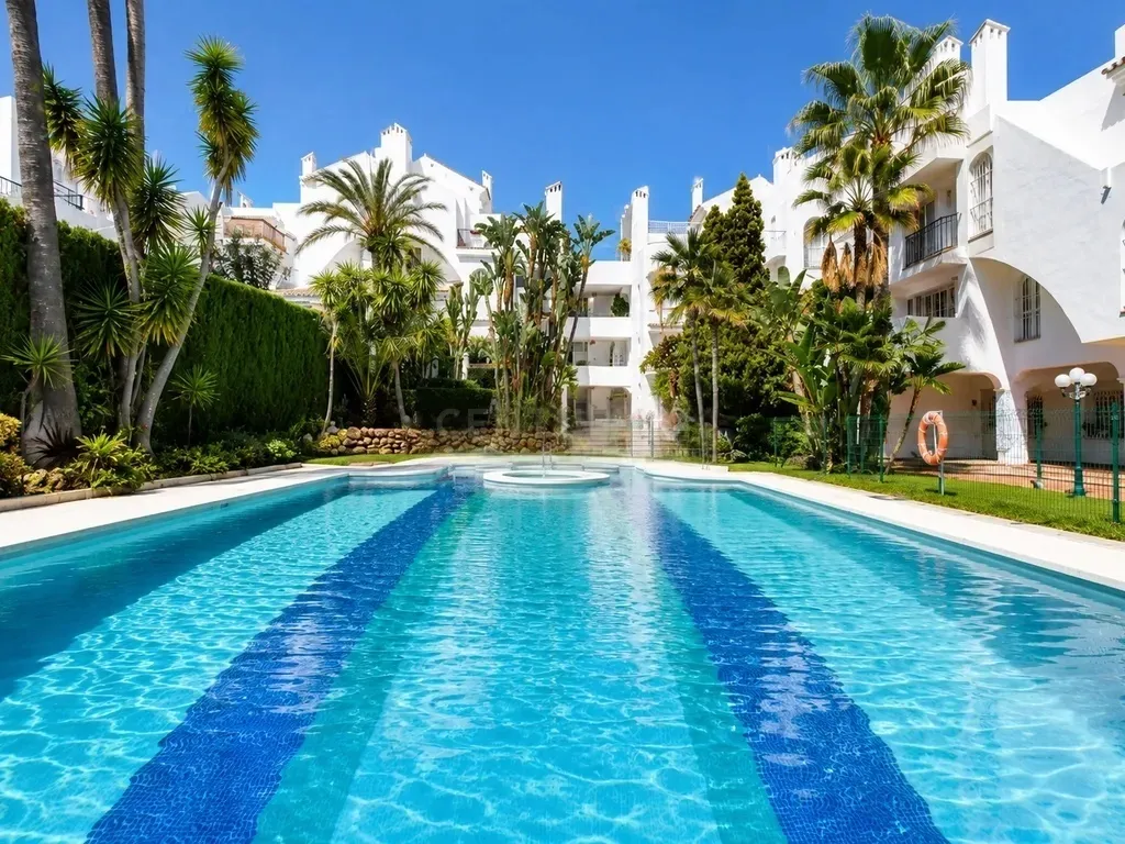 EXCLUSIVA OPORTUNIDAD EN NAGÜELES | Dúplex con gran solárium, vistas al mar, garaje y trastero junto a la Milla de Oro de Marbella