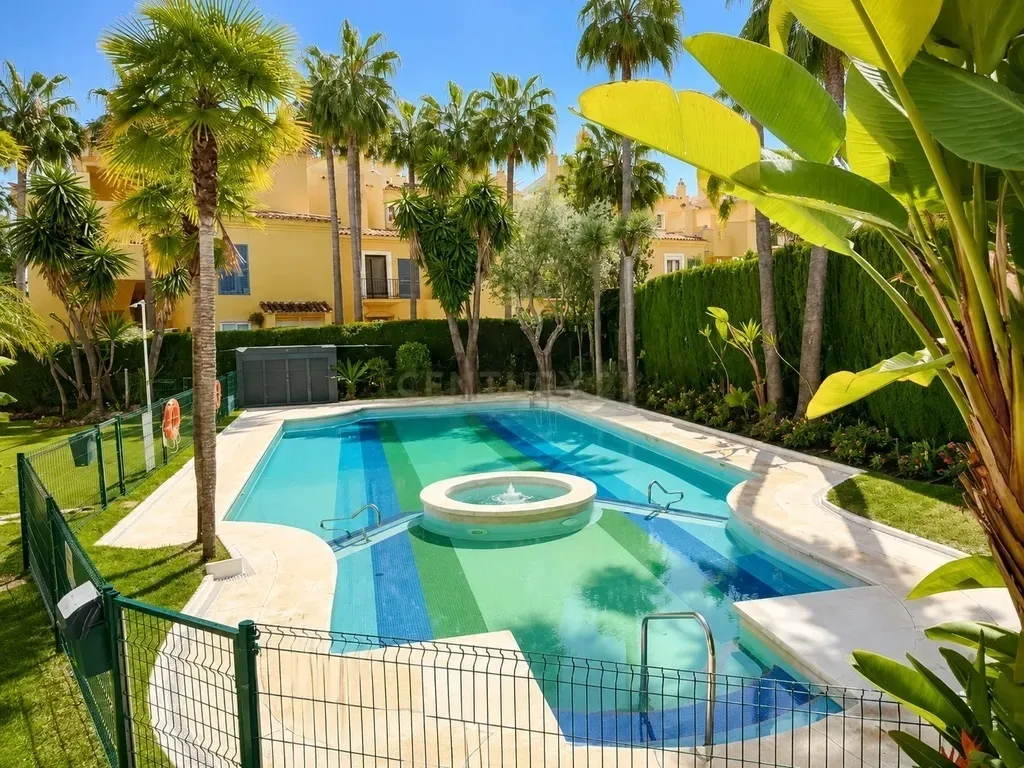 EXCLUSIVA OPORTUNIDAD EN NAGÜELES | Dúplex con gran solárium, vistas al mar, garaje y trastero junto a la Milla de Oro de Marbella